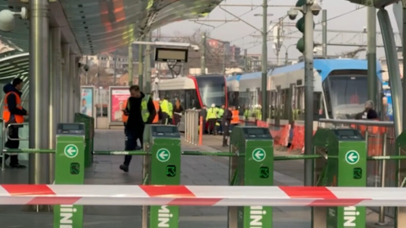 Emin&ouml;n&uuml;'nde Tramvaylar &Ccedil;arpıştı
