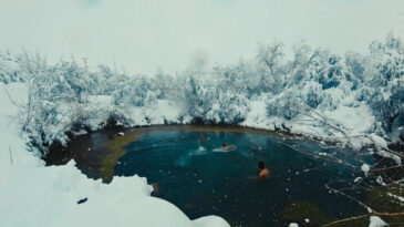 Erzincan'da Buz Gibi Cesaret: Eksi 4&rsquo;te G&ouml;lete Daldılar