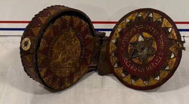 Erzurum&rsquo;da Ceylan Derisine Yazılmış Altın İşlemeli Tevrat Ele Ge&ccedil;irildi