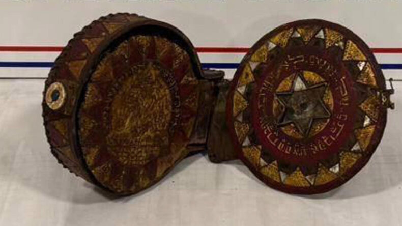 Erzurum’da Ceylan Derisine Yazılmış Altın İşlemeli Tevrat Ele Geçirildi