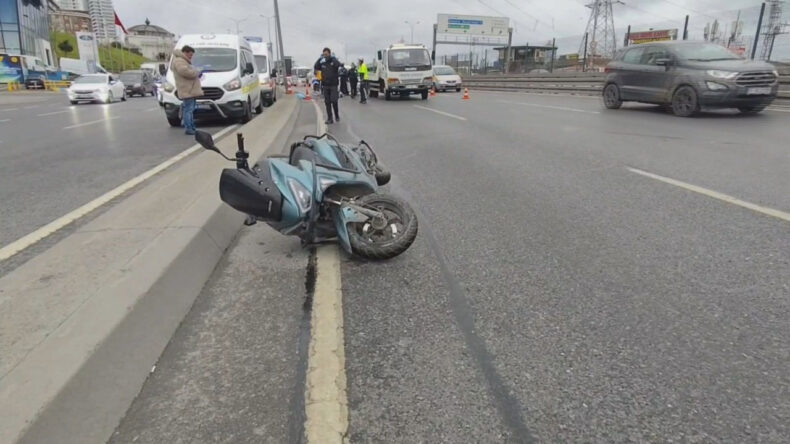 Esenyurt'ta kayganlaşan yolda d&uuml;şen motosikletli &ouml;ld&uuml;