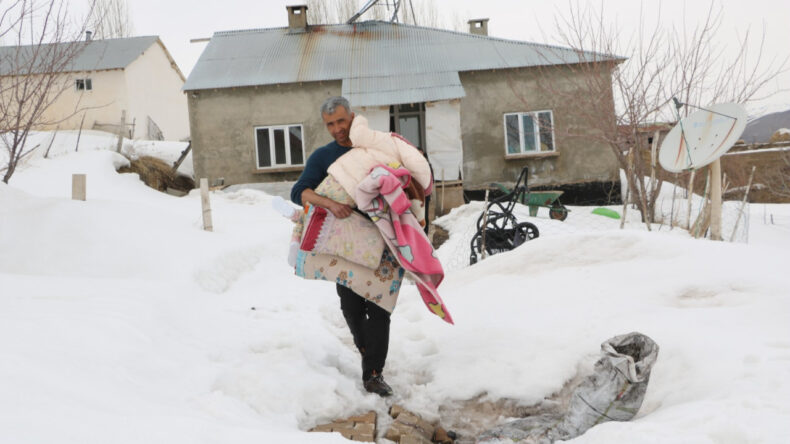 Eşi evi terk etti, tek odalı evde 4 &ccedil;ocuğuna hem annelik hem babalık yapıyor