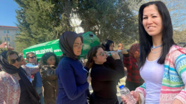 Eşi tarafından &ouml;ld&uuml;r&uuml;len Sermin Bacak&rsquo;ın tabutunu kadınlar taşıdı