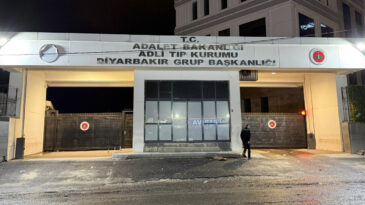 Eşine ve evde birlikte yakaladığı dayısına kurşun yağdırdı