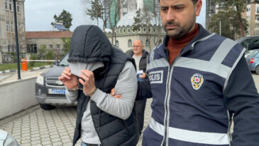 Eski eşini bı&ccedil;ak zoruyla gasp etti