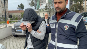 Eski eşini bı&ccedil;ak zoruyla gasp etti