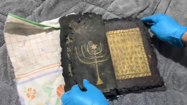 Ev baskınında Bizans d&ouml;nemine ait dua kitabı bulundu
