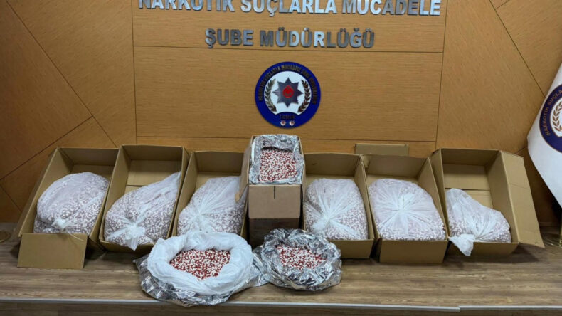 Evden Y&uuml;z Binlerce Uyuşturucu Hap &Ccedil;ıktı