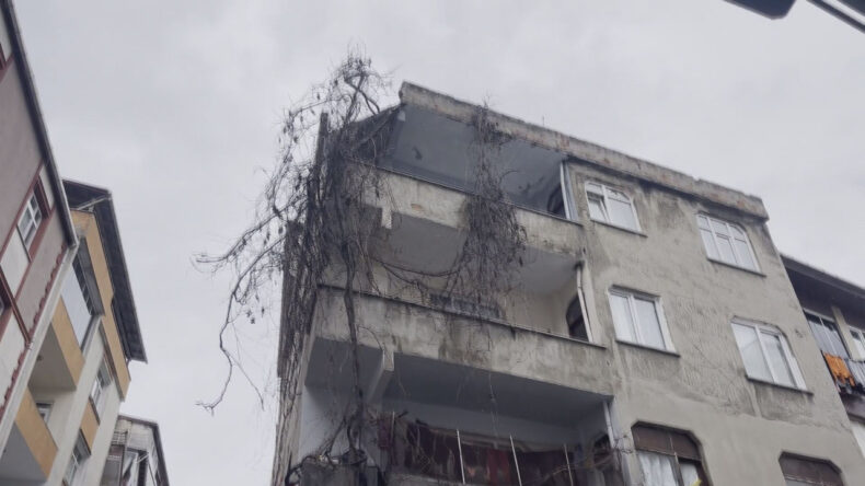 Faciadan Dönüldü: Çöken Çatı Yola Döküldü