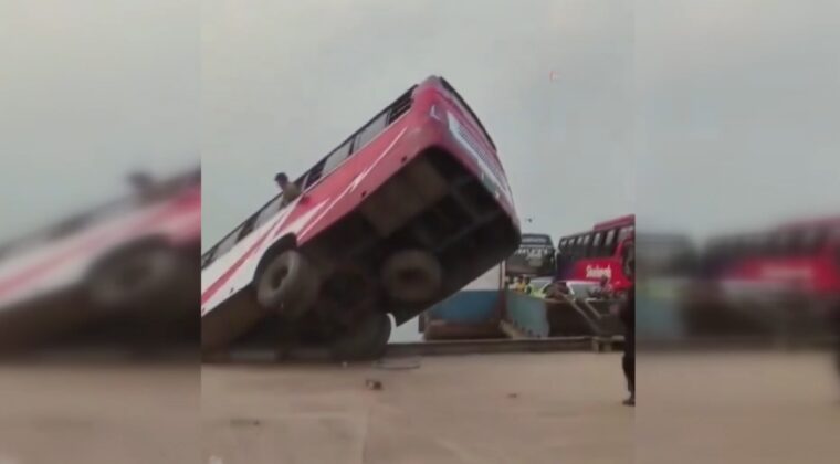 Feribota girmeye &ccedil;alışırken nehre d&uuml;şt&uuml;: 2 &ouml;l&uuml;