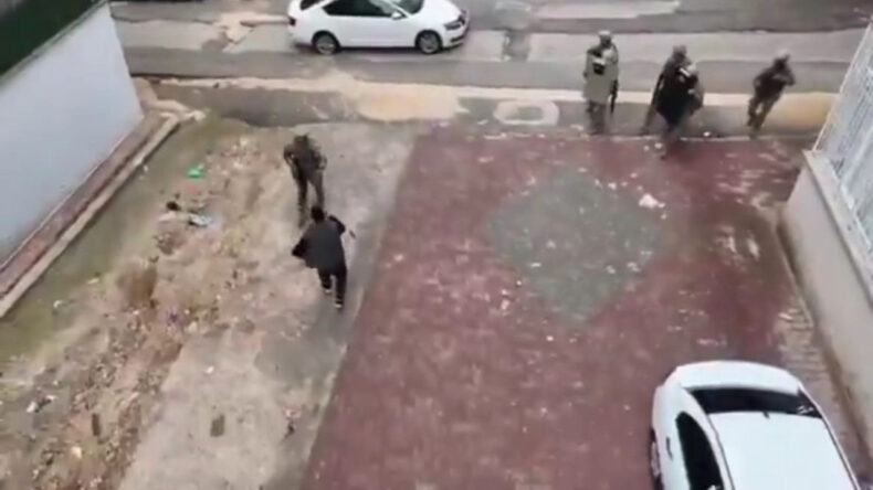 Firari H&uuml;k&uuml;ml&uuml;, Polisi Tabanca ile Tehdit Etti