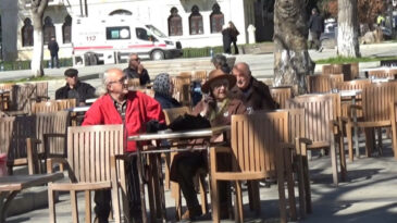 Gen&ccedil;ler gidiyor, emekliler yerleşiyor