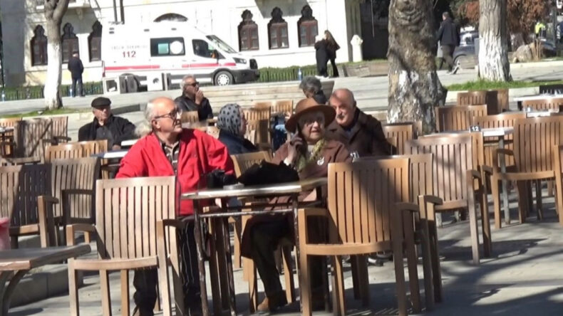 Gen&ccedil;ler gidiyor, emekliler yerleşiyor