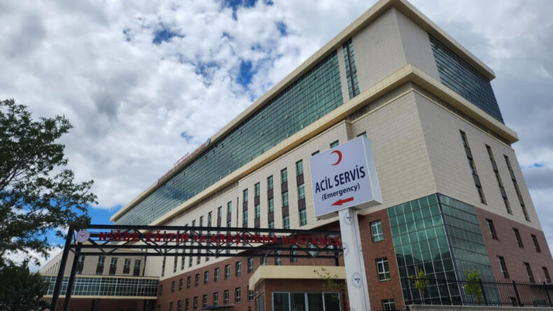 Gen&ccedil;lerin bulunduğu otomobil şarampole u&ccedil;tu: &Ouml;l&uuml; ve yaralılar var