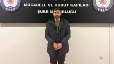 G&ouml;&ccedil;menleri 'avukatım' diye kandırmıştı: Sınır dışı edildi