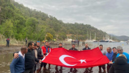 G&ouml;cek'te koy n&ouml;beti: Jandarma izin vermedi, vatandaş suya girdi