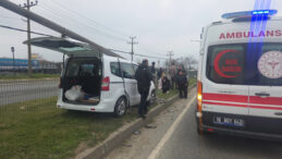 Hafif Ticari Ara&ccedil; Ref&uuml;jdeki Aydınlatma Direğine &Ccedil;arptı: 2 Yaralı
