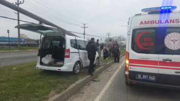 Hafif Ticari Ara&ccedil; Ref&uuml;jdeki Aydınlatma Direğine &Ccedil;arptı: 2 Yaralı