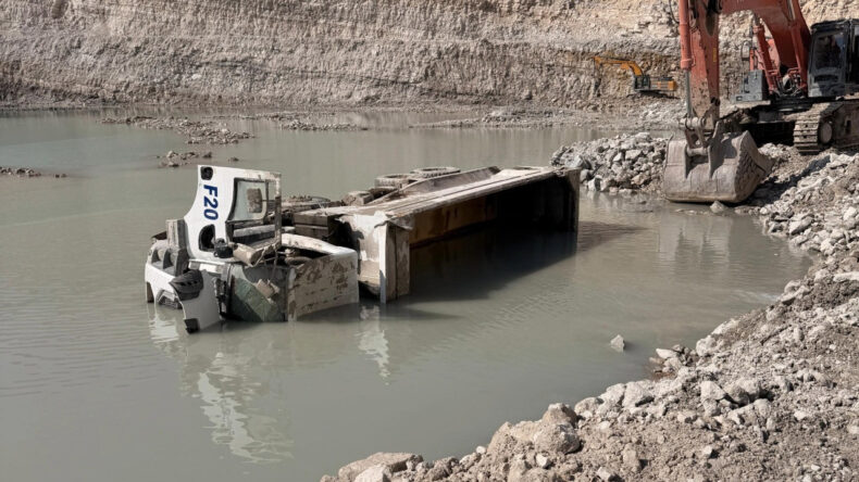 Hafriyat kamyonu devrildi: 26 yaşındaki iş&ccedil;i &ouml;ld&uuml;