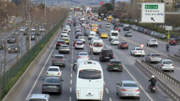 Haftanın İlk G&uuml;n&uuml;nde İstanbul Trafiği Kilitlendi