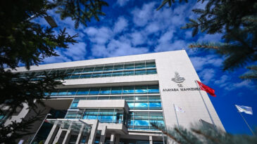 Hakimle polemiğe girince bir g&uuml;nl&uuml;ğ&uuml;ne hapse atıldı, tazminat kazandı