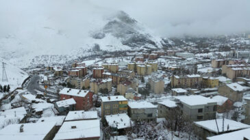 Hakkari&rsquo;de 82 Yerleşim Yerinin Yolu Ulaşıma Kapandı