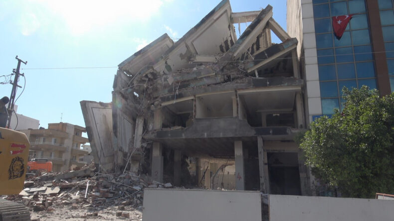 Hasarlı bina iş makinesinin 'dokunuşuyla' &ccedil;&ouml;kt&uuml;