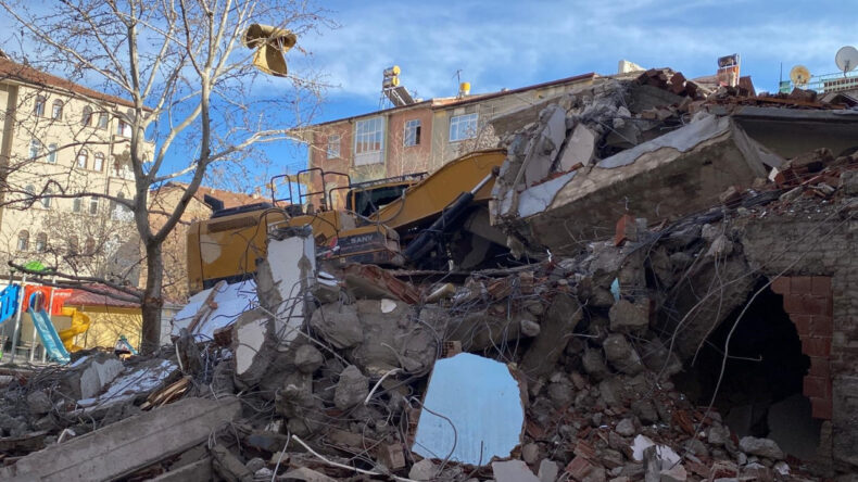 Hasarlı binayı yıkarken &ouml;l&uuml;mden d&ouml;nd&uuml;