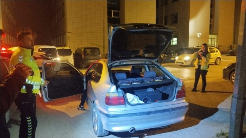 Hastane bah&ccedil;esinde 'konser' verdi, trafikten men edildi