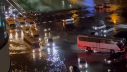 Hatay'da Sağanak: Cadde ve Sokaklar G&ouml;le D&ouml;nd&uuml;