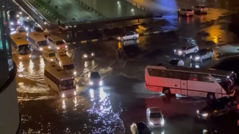 Hatay'da Sağanak: Cadde ve Sokaklar G&ouml;le D&ouml;nd&uuml;
