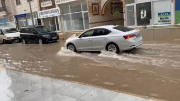 Hatay'da yollar g&ouml;le d&ouml;nd&uuml;