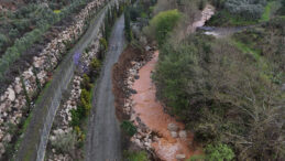 Hatay&rsquo;da sağanak alarmı: Artan dere debisi k&ouml;pr&uuml;y&uuml; yıktı, yol &ccedil;&ouml;kt&uuml;