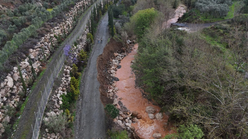 Hatay’da sağanak alarmı: Artan dere debisi köprüyü yıktı, yol çöktü