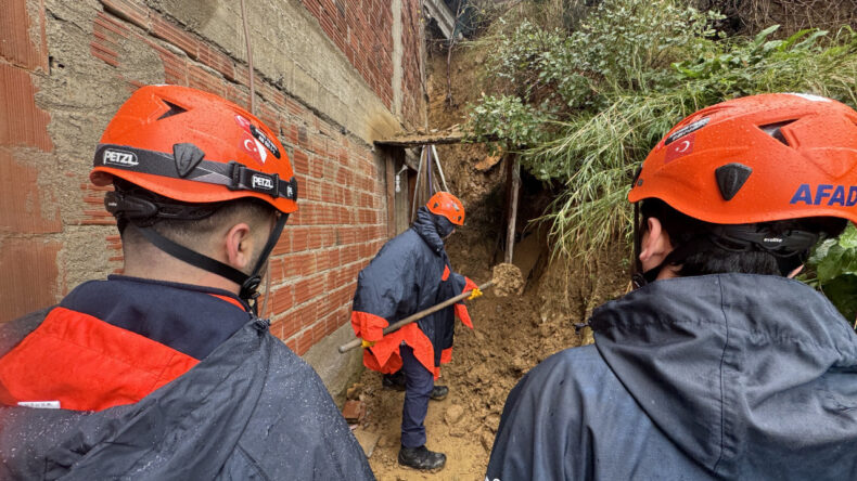 Heyelan nedeniyle evde mahsur kaldı
