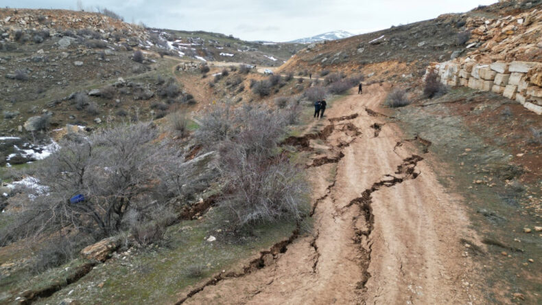 Heyelan Nedeniyle K&ouml;y &Ccedil;&ouml;kt&uuml;