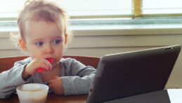 H&uuml;k&uuml;met Duyurdu: 5 Yaşın Altındaki &Ccedil;ocuklar 1 Saatten Fazla Ekrana Bakmasın