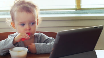 H&uuml;k&uuml;met Duyurdu: 5 Yaşın Altındaki &Ccedil;ocuklar 1 Saatten Fazla Ekrana Bakmasın