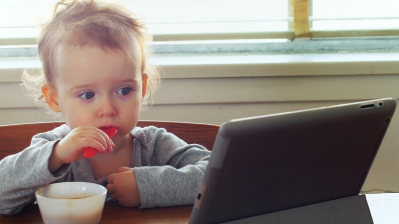 Hükümet Duyurdu: 5 Yaşın Altındaki Çocuklar 1 Saatten Fazla Ekrana Bakmasın