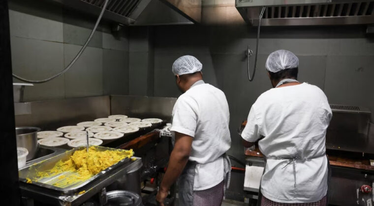 H&uuml;rm&uuml;z Krizi: Y&uuml;zlerce Fabrika Kapandı, Restoranlar Men&uuml; Değiştirdi