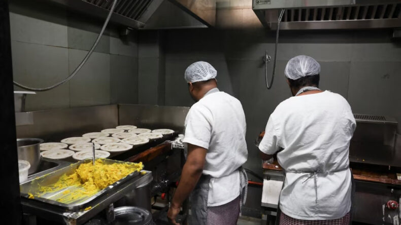 H&uuml;rm&uuml;z Krizi: Y&uuml;zlerce Fabrika Kapandı, Restoranlar Men&uuml; Değiştirdi