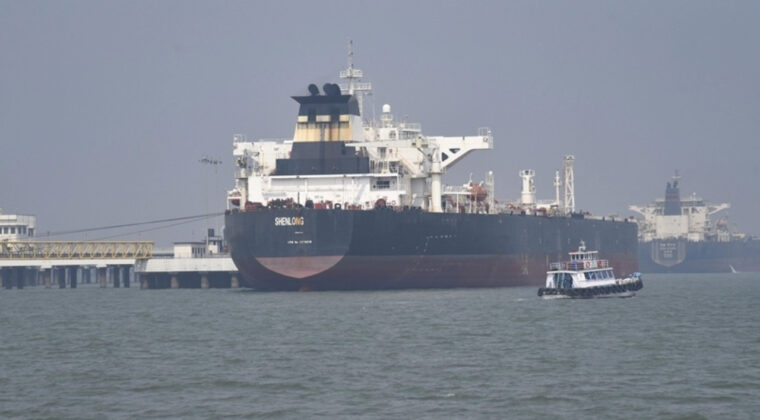 H&uuml;rm&uuml;z'de esaret! 2 bin gemi ve 20 bin denizci mahsur