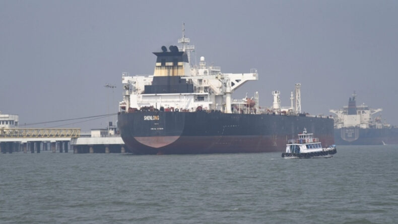 Hürmüz'de esaret! 2 bin gemi ve 20 bin denizci mahsur