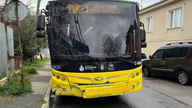 İETT Otob&uuml;s&uuml; Kaldırıma &Ccedil;arptı: 4 Yaralı