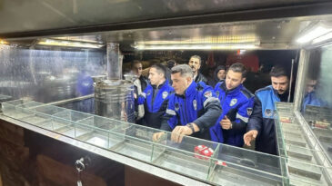 İki bardak &ccedil;ay 300 lira: Zabıta malzemelere el koydu