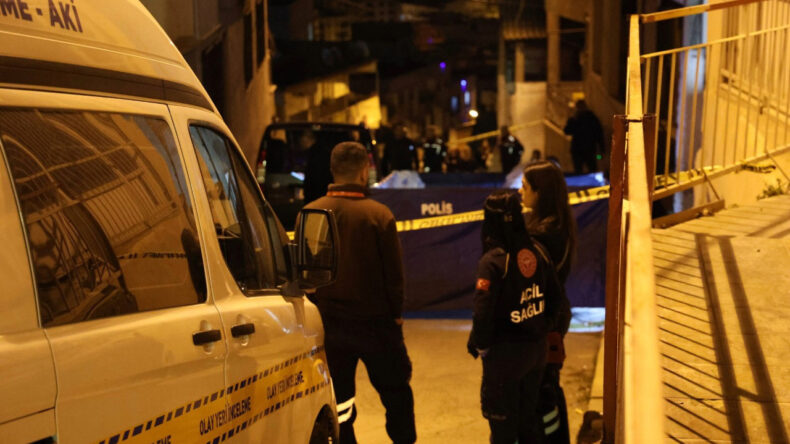 İki &ccedil;ocuğunun annesini &ouml;ld&uuml;r&uuml;p intihar etti