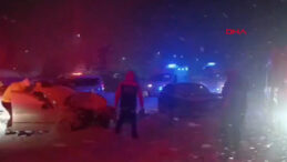 İki otomobil &ccedil;arpıştı: &Ccedil;ok sayıda yaralı var