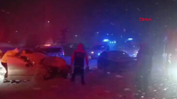 İki otomobil &ccedil;arpıştı: &Ccedil;ok sayıda yaralı var