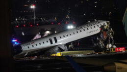 İniş yapan u&ccedil;ak yer aracına &ccedil;arptı: &Ccedil;ok sayıda &ouml;l&uuml; ve yaralı var