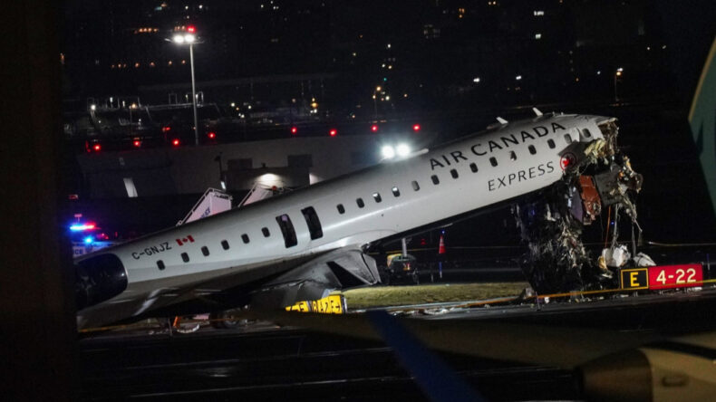İniş yapan uçak yer aracına çarptı: Çok sayıda ölü ve yaralı var
